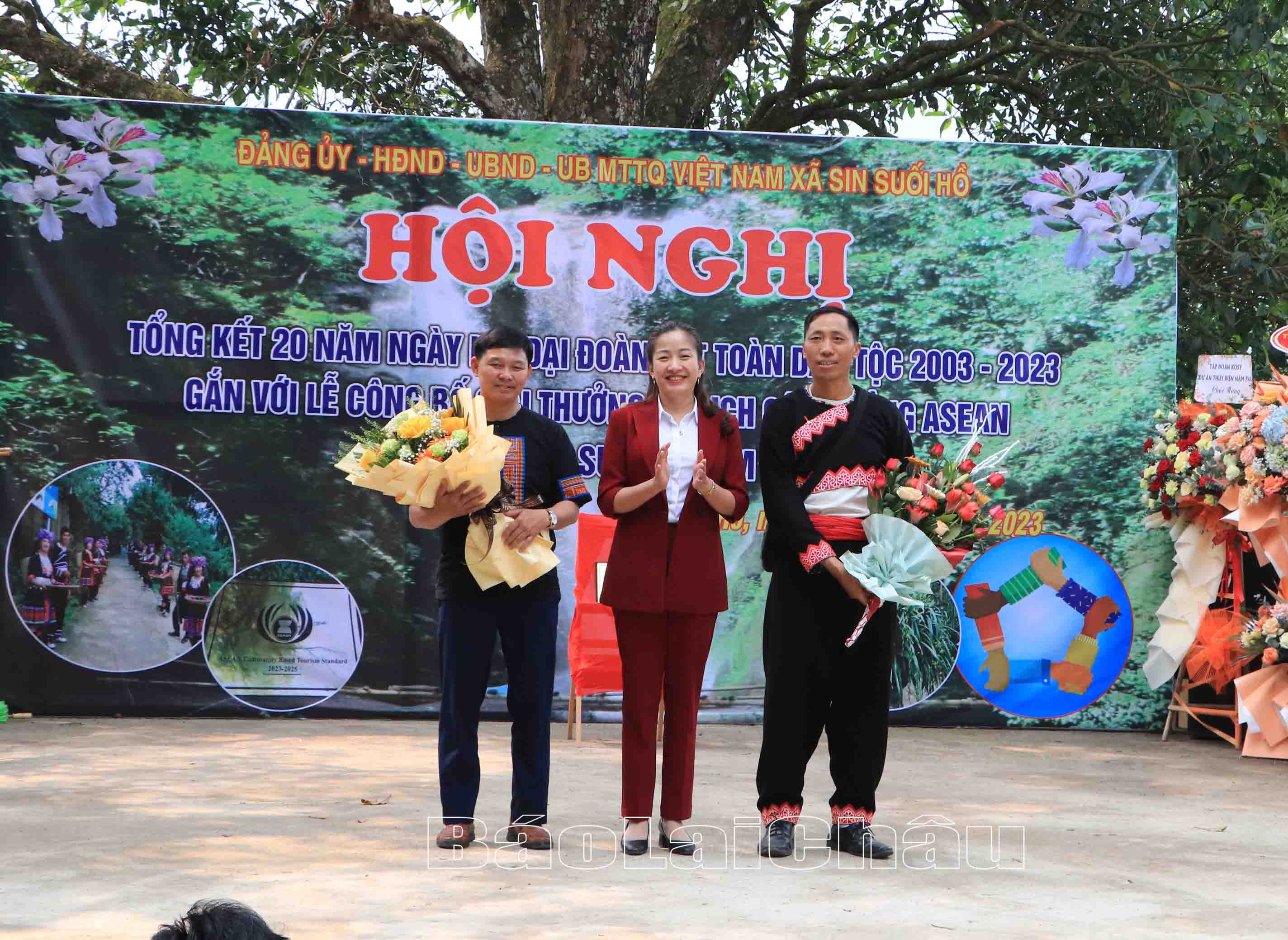 Lãnh đạo huyện Phong Thổ tặng hoa chúc mừng xã Sin Suối Hồ.
